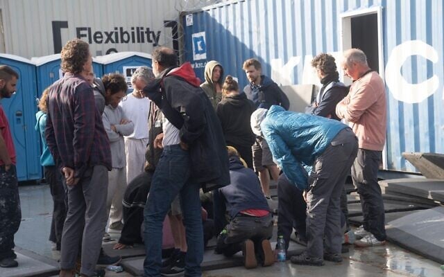 Sur cette photo publiée le 1er mai 2026, des participants à une flottille à destination de Gaza sont à bord d'un navire israélien, après que la marine a intercepté la mission militante au large de la Crète. (Crédit : Ministère des Affaires étrangères)
