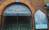 Les lieux d’un incendie criminel apparent visant une ancienne synagogue sur Nelson Street, à Londres, le 5 mai 2026. (Crédit : Shomrim)