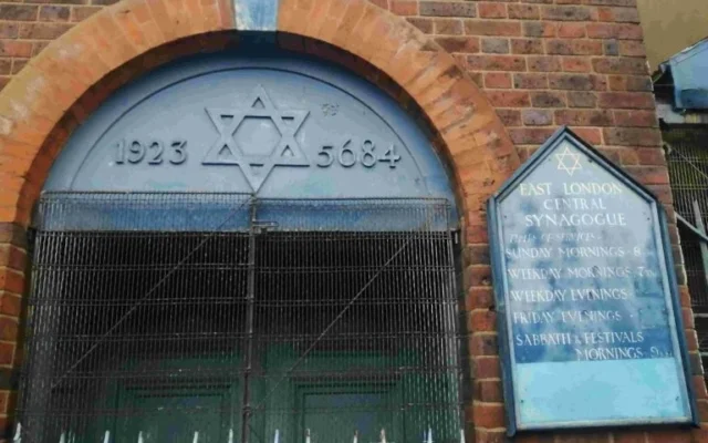 Les lieux d’un incendie criminel apparent visant une ancienne synagogue sur Nelson Street, à Londres, le 5 mai 2026. (Crédit : Shomrim)