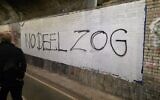 Un graffiti portant l'inscription « No Deel ZOG », acronyme du terme antisémite « Zionist-Occupied Government » (gouvernement occupé par les sionistes), popularisé par les suprémacistes blancs, est visible sur les murs de l'Emirates Stadium, domicile de l'équipe de football d'Arsenal, à Londres, le 18 mai 2026. (Crédit : X, utilisé conformément à l'article 27a de la loi sur le droit d'auteur)