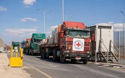 Des camions transportant du matériel médical font la queue pour acheminer du matériel à Gaza en vue de l'agrandissement d'un hôpital de campagne de la Croix-Rouge coordonné par le COGAT, le 8 mai 2026. (Crédit : COGAT)