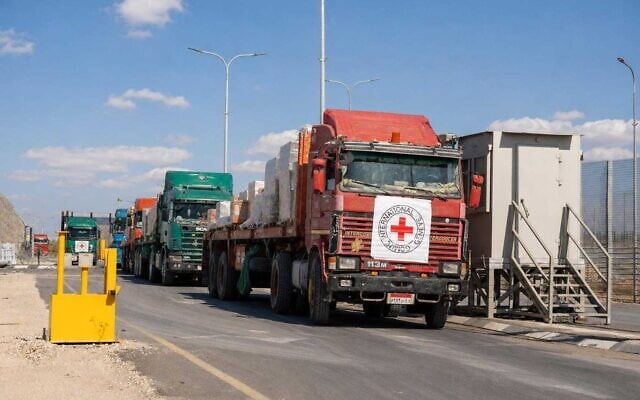 Des camions transportant du matériel médical font la queue pour acheminer du matériel à Gaza en vue de l'agrandissement d'un hôpital de campagne de la Croix-Rouge coordonné par le COGAT, le 8 mai 2026. (Crédit : COGAT)