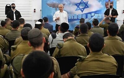 Le Premier ministre Benjamin Netanyahu s’adressant aux soldats de la brigade ultra-orthodoxe "Hasmonéenne", le 28 mai 2026. (Crédit : Armée israélienne)