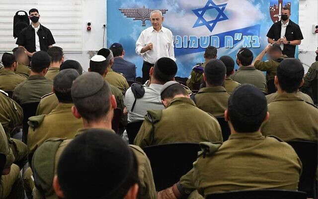 Le Premier ministre Benjamin Netanyahu s’adressant aux soldats de la brigade ultra-orthodoxe "Hasmonéenne", le 28 mai 2026. (Crédit : Armée israélienne) Le Premier ministre Benjamin Netanyahu s’adressant aux soldats de la brigade ultra-orthodoxe "Hasmonéenne", le 28 mai 2026. (Crédit : Armée israélienne)