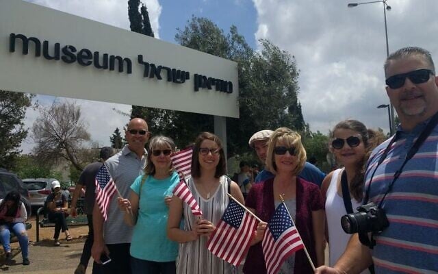 Illustration : Des Américains attendent devant le Musée d'Israël pour apercevoir le cortège du président Donald Trump, le 22 mai 2017. (Crédit : Melanie Lidman/Times of Israel)