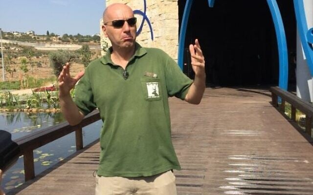 Shai Doron, alors qu'il était directeur général du Zoo biblique de Jérusalem, en juillet 2017. (Crédit : Jessica Steinberg/ Times of Israel)