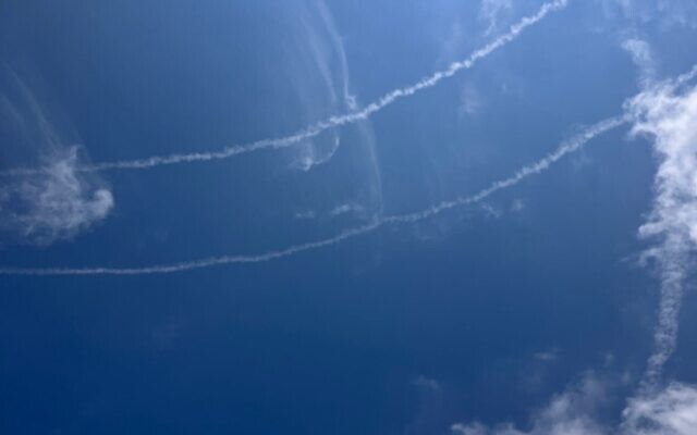 Traces laissées par une interception du Dôme de fer, en Galilée occidentale le 31 mai 2026. (Crédit : Diana Bletter/Times of Israel)