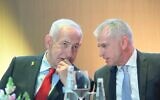 Le Premier ministre Benjamin Netanyahu (à gauche) et le directeur de l'agence de renseignement du Mossad, David Barnea, lors de la cérémonie de remise du Prix du Premier ministre, à Jérusalem, le 17 septembre 2025. (Crédit : Amos Ben Gershom/Bureau de la presse gouvernementale)