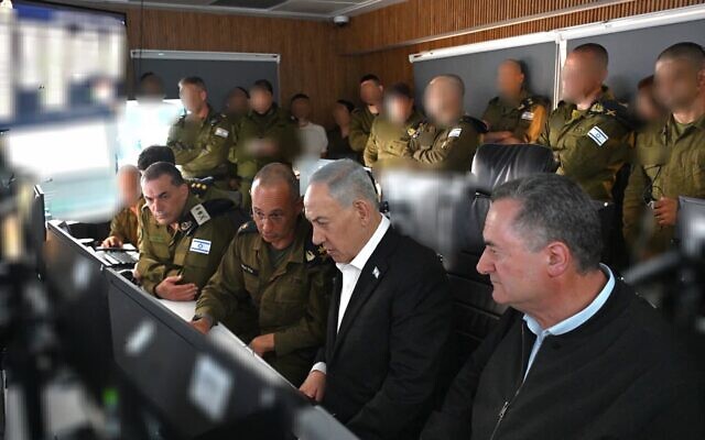 Le Premier ministre Benjamin Netanyahu et le ministre de la Défense Israel Katz au quartier général opérationnel de la marine israélienne, à la Kirya, à Tel Aviv, le 18 mai 2026. (Crédit : Haïm Zach/Bureau de la presse gouvernementale)