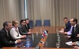 Le président Isaac Herzog et son équipe (à droite) rencontrant la présidente du Costa Rica, Laura Fernández Delgado (2ᵉ à partir de la gauche), et son équipe au Costa Rica, le 10 mai 2026. (Crédit : Amos Ben Gershom/Bureau de la presse gouvernementale)