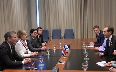Le président Isaac Herzog et son équipe (à droite) rencontrant la présidente du Costa Rica, Laura Fernández Delgado (2ᵉ à partir de la gauche), et son équipe au Costa Rica, le 10 mai 2026. (Crédit : Amos Ben Gershom/Bureau de la presse gouvernementale)