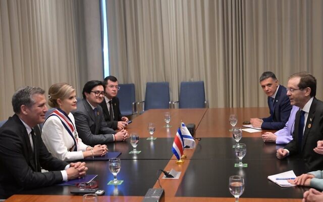 Le président Isaac Herzog et son équipe (à droite) rencontrant la présidente du Costa Rica, Laura Fernández Delgado (2ᵉ à partir de la gauche), et son équipe au Costa Rica, le 10 mai 2026. (Crédit : Amos Ben Gershom/Bureau de la presse gouvernementale) Le président Isaac Herzog et son équipe (à droite) rencontrant la présidente du Costa Rica, Laura Fernández Delgado (2ᵉ à partir de la gauche), et son équipe au Costa Rica, le 10 mai 2026. (Crédit : Amos Ben Gershom/Bureau de la presse gouvernementale)