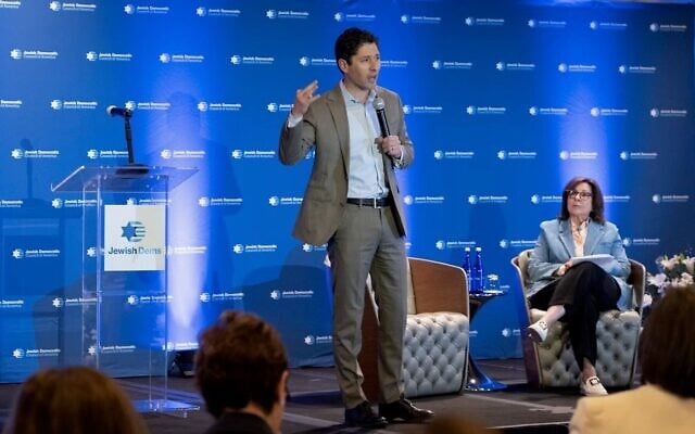 Le maire de Minneapolis, Jacob Frey, s'exprimant lors du sommet national des dirigeants du Conseil juif démocrate d'Amérique, à Washington, le 13 mai 2026. (Crédit : Joseph Strauss/la JTA)