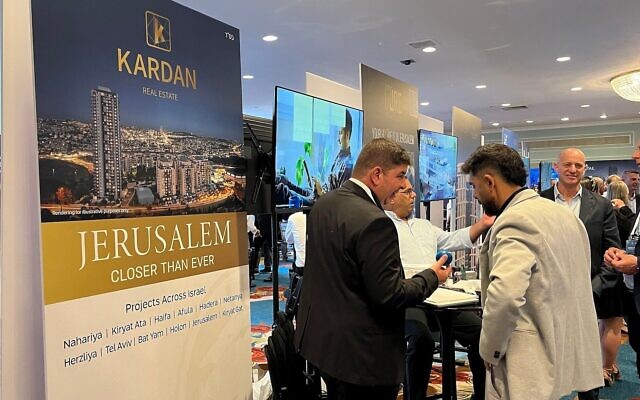 Le Jerusalem Real Estate Expo organisé à l'hôtel Hilton, dans le centre de Manhattan, à New York, le 28 mai 2026. (Crédit : Joseph Strauss)