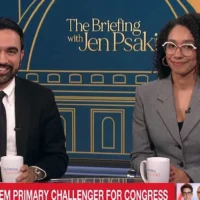 Le maire de New York, Zohran Mamdani, annonce son soutien à Darializa Avila Chevalier, à droite, lors d’une apparition dans l’émission "The Briefing with Jen Psaki" sur MS NOW, le 28 mai 2026. (Capture d’écran via JTA)