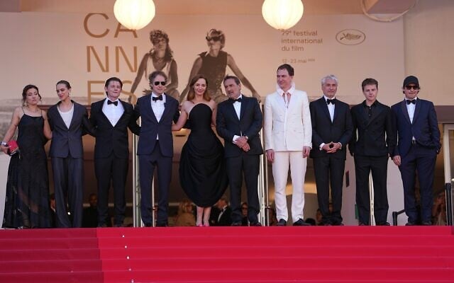 En partant de la gauche : Laetitia Pansanel-Garric, Hortense de Gromard, Max Warburton, le réalisateur László Nemes, Louise Bourgoin, Gilles Lellouche, Lars Eidinger, le producteur Alain Goldman, Félix Lefebvre et Olivier Demangel prennent la pose à leur arrivée à la première du film 'Moulin', au 79ème festival international du film, à Cannes, dans le sud de la France, le dimanche 17 mai 2026. (AP Photo/Andreea Alexandru)