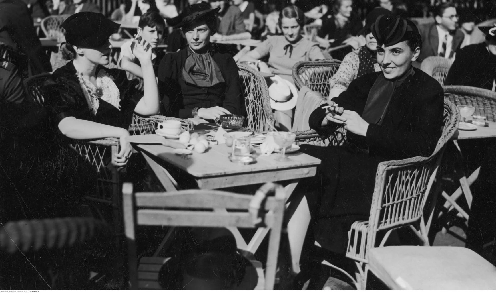 Des clientes du Café de l'art et de la mode, à Varsovie, dans les années 1930. (Crédit: Domaine public via les Archives numériques nationales de Pologne) Des clientes du Café de l'art et de la mode, à Varsovie, dans les années 1930. (Crédit: Domaine public via les Archives numériques nationales de Pologne)