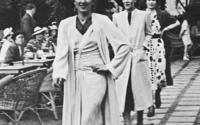 Un défilé de mode au Café de l'art et de la mode de Varsovie, dans les années 1930 (Crédit: Domaine public via les Archives numériques nationales de Pologne)