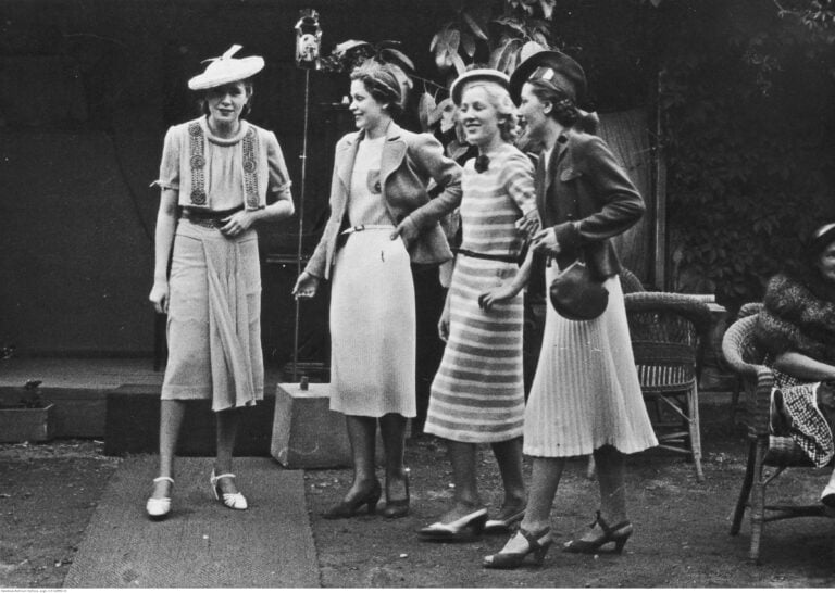 Des clientes du Café de l'art et de la mode, à Varsovie, dans les années 1930. (Crédit: Domaine public via les Archives numériques nationales de Pologne) Des clientes du Café de l'art et de la mode, à Varsovie, dans les années 1930. (Crédit: Domaine public via les Archives numériques nationales de Pologne)