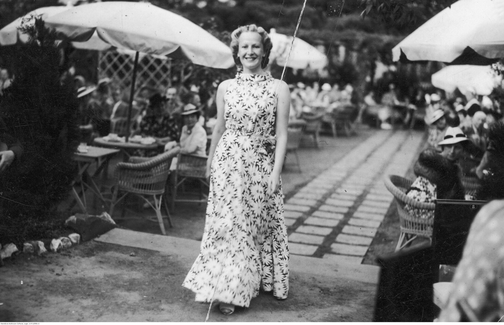 Un défilé de mode au Café del 'art et de la mode de Varsovie dans les années 1930. (Crédit: Domaine public via les Archives numériques nationales de Pologne) Un défilé de mode au Café del 'art et de la mode de Varsovie dans les années 1930. (Crédit: Domaine public via les Archives numériques nationales de Pologne)