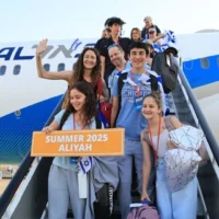 De nouveaux immigrants débarquent du vol charter Nefesh B’Nefesh, le 20 août 2025 (Yonit Schiller)