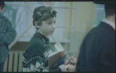 Les images inutilisées d'un documentaire de 1997 sur les hassidim, conservées dans les archives de la CUNY, montrent des émissaires du mouvement Habad en train d'apprendre aux enfants à mettre les tefillin à Moscou, dans l'ère post-soviétique. (Capture d'écran)