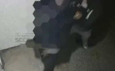 Un homme juif, dont le visage est flouté, est agressé derrière la synagogue Adas Israel à Los Angeles, en Californie, le 27 avril 2026. (Crédit : Capture d’écran/Los Angeles Scoop/X)