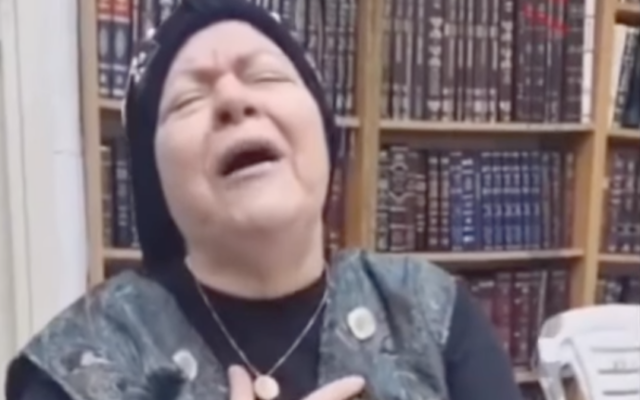 Leah Kook, épouse d'un éminent rabbin de Tibériade, lançant un appel au boycott d'un centre commercial local en raison de publicités jugées indécentes, en mai 2026. (Crédit : Capture d'écran/Instagram ; utilisée conformément à l'article 27a de la loi sur le droit d'auteur)