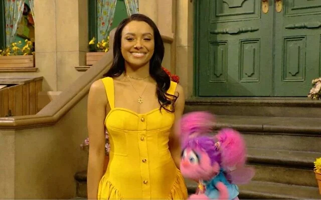 L'actrice Kat Graham (à gauche) et la marionnette de Sesame Street, Abby Cadabby, célèbrent le Mois du patrimoine juif, en mai 2023. (Crédit : Capture d'écran/Sesame Street/X)