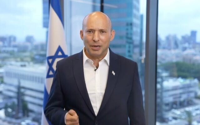 L'ancien Premier ministre Naftali Bennett s'exprimant dans une allocution vidéo, le 5 mai 2026. (Crédit : Capture d'écran)