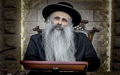 Le rabbin Yosef Shoveli s'exprimant lors d'un sermon mis en ligne le 16 octobre 2018. (Crédit : Capture d'écran YouTube/Arutz Hatorah)