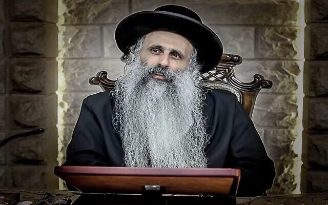 Le rabbin Yosef Shoveli s'exprimant lors d'un sermon mis en ligne le 16 octobre 2018. (Crédit : Capture d'écran YouTube/Arutz Hatorah)