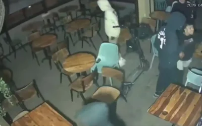 Images de vidéosurveillance d’un vol avec violence visant trois garçons attablés dans un restaurant du nord de Tel Aviv, le 20 avril 2026. (Crédit : Capture d’écran/X)