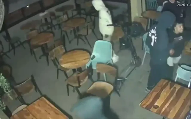 Images de vidéosurveillance d’un vol avec violence visant trois garçons attablés dans un restaurant du nord de Tel Aviv, le 20 avril 2026. (Crédit : Capture d’écran/X)