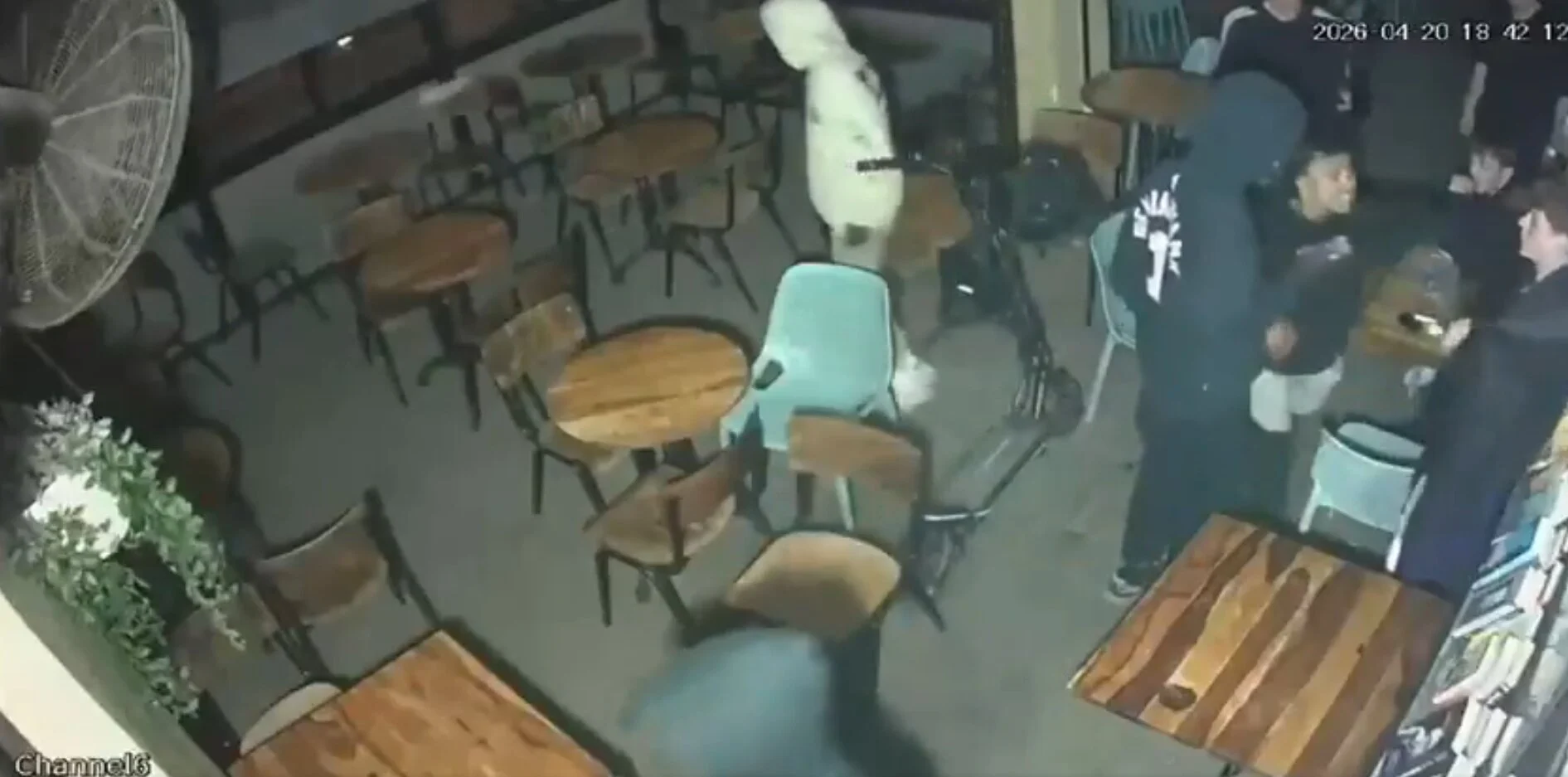 Images de vidéosurveillance d’un vol avec violence visant trois garçons attablés dans un restaurant du nord de Tel Aviv, le 20 avril 2026. (Crédit : Capture d’écran/X) Images de vidéosurveillance d’un vol avec violence visant trois garçons attablés dans un restaurant du nord de Tel Aviv, le 20 avril 2026. (Crédit : Capture d’écran/X)