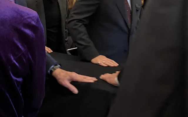 Les porteurs escortent le cercueil lors des funérailles de l’ancien directeur de l’ADL, Abraham Foxman, à la synagogue de Park Avenue à Manhattan, New York, le 12 mai 2026. (Crédit : JTA)