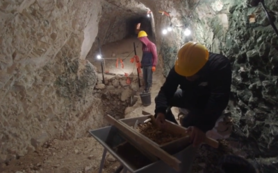 Un mystérieux tunnel, creusé dans la roche sur une longueur d’environ 50 mètres et datant probablement de plusieurs centaines, voire de plusieurs milliers d’années, a été découvert près de Ramat Rachel, à Jérusalem, selon une annonce faite le 14 mai 2026. (Crédit : Emil Aladjem/Autorité israélienne des Antiquités)