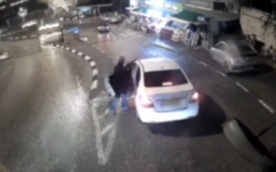 Capture d'écran du moment où l'auteur d'une fusillade ouvre le feu sur une boulangerie, entraînant la mort de Wael Saeida, 22 ans, touché par une balle perdue à Umm al-Ghanem, le 23 février 2026. (Crédit : Capture d'écran/Police israélienne)