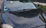 Le capot de la voiture de Yoann Sportouch, gravé à la clé d'une croix gammée, garée devant leur domicile dans la banlieue nord de Paris, le 17 mai 2026 (Crédit : X)