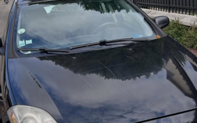 Le capot de la voiture de Yoann Sportouch, gravé à la clé d'une croix gammée, garée devant leur domicile dans la banlieue nord de Paris, le 17 mai 2026 (Crédit : X)
