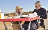 Cette photo, issue d’une plainte pénale rendue publique le 15 mai 2026 par la Cour fédérale du district sud de New York, montre Mohammad Baqer Saad Dawood al-Saadi (à gauche) aux côtés de Qassem Soleimani, alors commandant de la Force Al-Qods du Corps des Gardiens de la Révolution islamique (CGRI), le bras armé du régime iranien. (Crédit : Cour fédérale du district sud de New York)