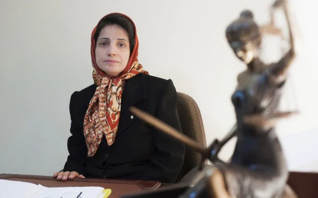 L'avocate iranienne spécialisée dans la défense des droits de l'homme Nasrin Sotoudeh dans son bureau à Téhéran, en Iran, le 1er novembre 2008. (Crédit: AP/Arash Ashourinia)