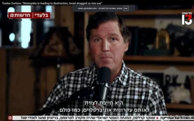 Capture d’écran d’une vidéo du podcasteur de droite Tucker Carlson lors d’une interview avec la Treizième chaine, le 19 mai 2026. (YouTube)