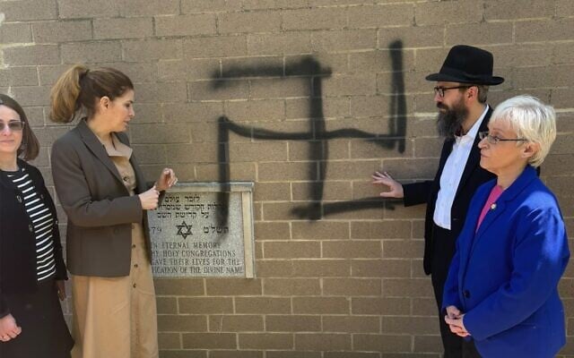 Illustration : La présidente du Conseil municipal de New York, Julie Menin (au centre à gauche), se rendant dans une synagogue vandalisée par une croix gammée, dans le Queens, à New York, le 4 mai 2026. (Crédit : Bureau de la présidente du Conseil municipal de New York)