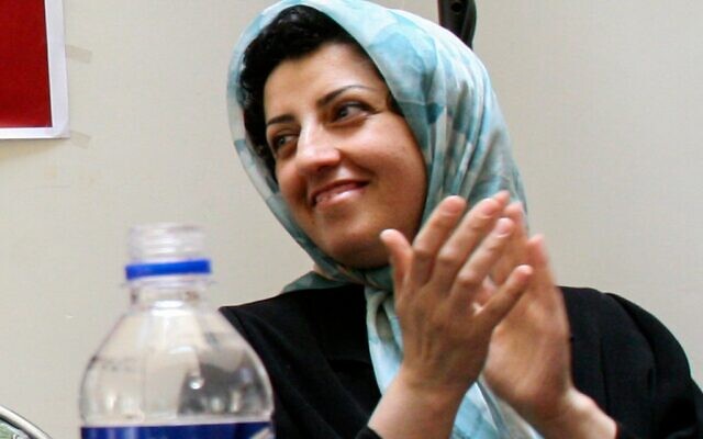 Narges Mohammadi, éminente militante iranienne des droits de l'homme, lors d'une réunion sur les droits des femmes à Téhéran, en Iran, le 3 juillet 2008. (Crédit : AP/Vahid Salemi) Narges Mohammadi, éminente militante iranienne des droits de l'homme, lors d'une réunion sur les droits des femmes à Téhéran, en Iran, le 3 juillet 2008. (Crédit : AP/Vahid Salemi)