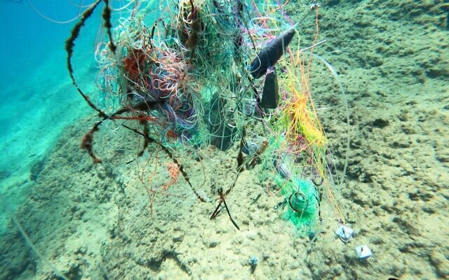 Des déchets de matériel de pêche au drone, récupérés par Tal Raz. (Autorisation) Des déchets de matériel de pêche au drone, récupérés par Tal Raz. (Autorisation)