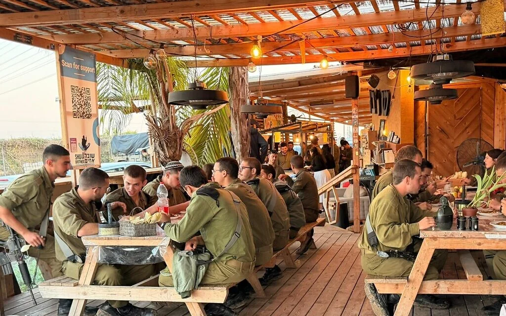 Des soldats se régalent des repas qui leur sont offertsà Shuva Achim, non loin de la frontière avec Gaza, dans le sud d’Israël, le 5 janvier 2026. (Dror Trabelsi) Des soldats se régalent des repas qui leur sont offertsà Shuva Achim, non loin de la frontière avec Gaza, dans le sud d’Israël, le 5 janvier 2026. (Dror Trabelsi)