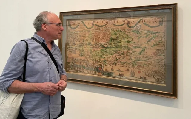Ariel Tishby, conservateur de l'exposition « Fact, Faith, and Fantasy - Maps of the Holy Land from the Chinn Collection », visiblet au Musée d'Israël à Jérusalem depuis janvier 2026. (Rossella Tercatin/Times of Israel)