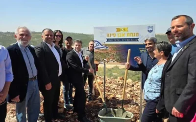 Des représentants des autorités dont le ministre des Finances Bezalel Smotrich, lors de la cérémonie de pose de la première pierre d’un nouveau quartier de l'implantation d’Ariel, en Cisjordanie, le 27 avril 2026. (Autorisation)