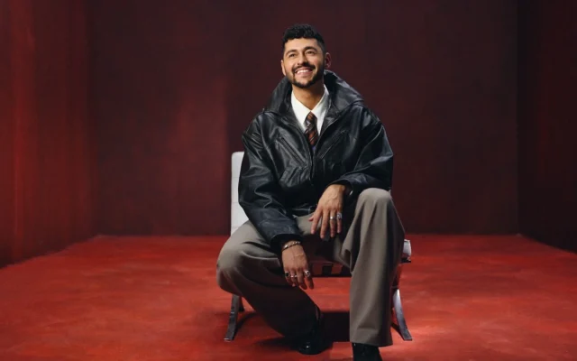 Le candidat d'Israël à l'Eurovision 2026 Noam Bettan (Crédit : Yair Sigron)
